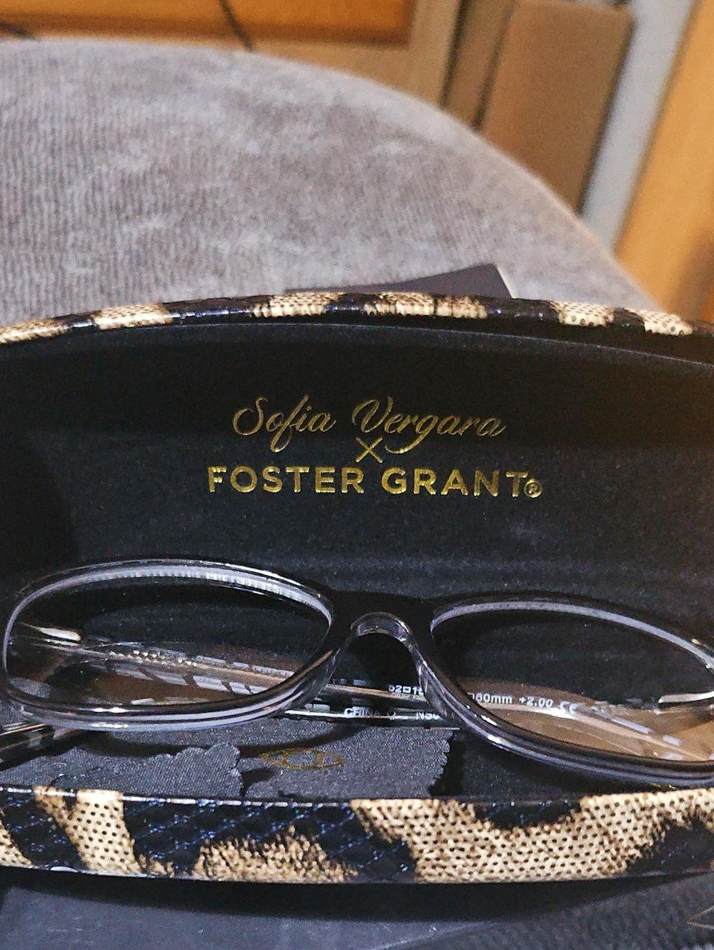 Sofia Vergara x Foster Grant Reading Glasses 2.00 New - Black With Case